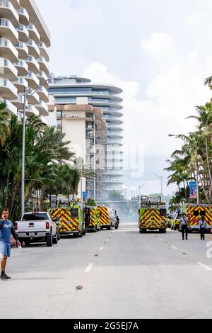 Miami Beach Surfside, FL, USA - 26. Juni 2021: Szene in der Nähe der Champlain Towers, die am 24. Juni 2021 die Bewohner einfangen. Stockfoto