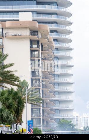 Miami Beach Surfside, FL, USA - 26. Juni 2021: Szene in der Nähe der Champlain Towers, die am 24. Juni 2021 die Bewohner einfangen. Stockfoto