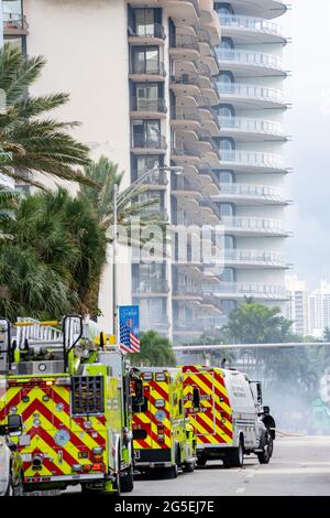 Miami Beach Surfside, FL, USA - 26. Juni 2021: Szene in der Nähe der Champlain Towers, die am 24. Juni 2021 die Bewohner einfangen Stockfoto