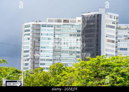 Miami Beach Surfside, FL, USA - 26. Juni 2021: Miami Beach Wohnanlage wird in Beton restauriert Stockfoto