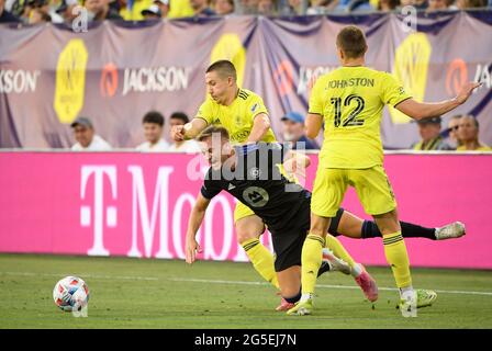 26. Juni 2021: CF MontrŽal Mittelfeldspieler Djordje Mihailovic (8) wird während der ersten Hälfte eines MLS-Spiels zwischen CF Montreal und Nashville SC im Nissan Stadium in Nashville TN Steve Roberts/CSM von Nashville SC Mittelfeldspieler Alex Muyl (19) und Verteidiger Alistair Johnston (12) abgesetzt Stockfoto