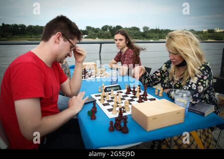 Warschau, Polen. Juni 2021. Menschen nehmen an Freiluftschachspielen auf dem Boulevard der Weichsel in Warschau, Polen, am 26. Juni 2021 Teil. Jeden Samstag in den Sommermonaten werden Tische für Schachspieler aufgestellt, egal ob Anfänger oder Fortgeschrittene. Quelle: Jaap Arriens/Xinhua/Alamy Live News Stockfoto