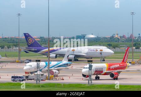 SAMUT PRAKAN, THAILAND-15. MAI 2021 : Frachtflugzeug auf dem Flugplatz im Flughafen geparkt. Frachtflugzeug von Thai Airways, Vietjet Air und Bangkok Airways. Stockfoto