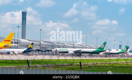 SAMUT PRAKAN, THAILAND-15. MAI 2021 : Frachtflugzeug auf dem Flugplatz in der Nähe des Flughafenterminals geparkt. Frachtflugzeug von EVA Air, K-Mile Air. Stockfoto