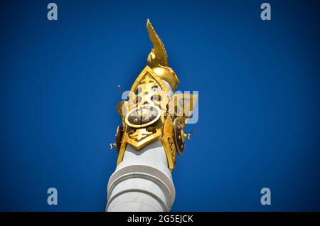 Nur-Sultan. Kasachstan: 04.09.2013 - Goldenes Denkmal am blauen Himmel. Goldene Statue auf einem weißen Marmorklon. Stockfoto