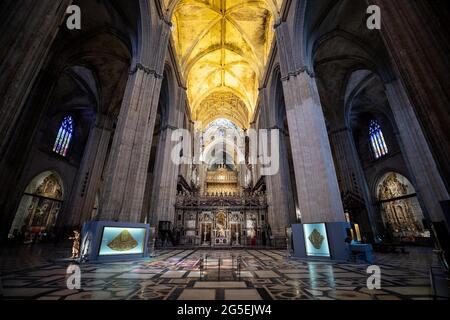 Sevilla. Juni 2021. Das Foto vom 24. Juni 2021 zeigt die Kathedrale von Sevilla in Sevilla, Spanien. Quelle: Meng Dingbo/Xinhua/Alamy Live News Stockfoto