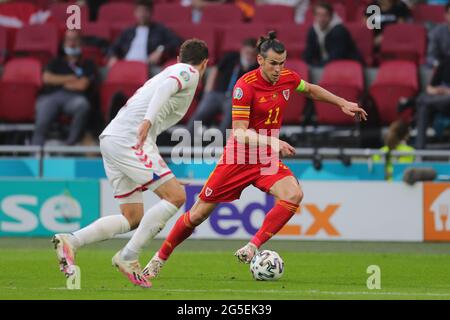 Amsterdam, Niederlande. Juni 2021. Gareth Bale (R) aus Wales dribbelt während der UEFA Euro 2020 Championship Runde 16 zwischen Wales und Dänemark in der Johan Cruijff Arena in Amsterdam, Niederlande, 26. Juni 2021. Quelle: Zheng Huansong/Xinhua/Alamy Live News Stockfoto