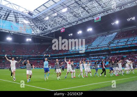 Amsterdam, Niederlande. Juni 2021. Das dänische Team feiert nach dem UEFA Euro 2020 Championship Round of 16 Spiel zwischen Wales und Dänemark in der Johan Cruijff Arena in Amsterdam, Niederlande, 26. Juni 2021. Quelle: Zheng Huansong/Xinhua/Alamy Live News Stockfoto