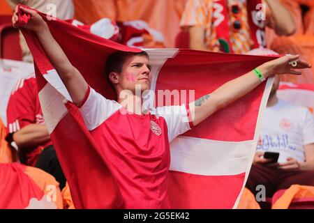 Amsterdam, Niederlande. Juni 2021. Ein Dänemark-Fan wird vor dem Spiel der UEFA Euro 2020 Championship Round 16 zwischen Wales und Dänemark in der Johan Cruijff Arena in Amsterdam, Niederlande, am 26. Juni 2021, gesehen. Quelle: Zheng Huansong/Xinhua/Alamy Live News Stockfoto