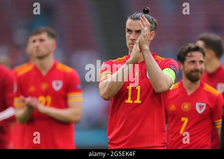 Amsterdam, Niederlande. Juni 2021. Gareth Bale aus Wales begrüßt die Fans nach der UEFA Euro 2020 Championship Round 16 zwischen Wales und Dänemark in der Johan Cruijff Arena in Amsterdam, Niederlande, am 26. Juni 2021. Quelle: Zheng Huansong/Xinhua/Alamy Live News Stockfoto