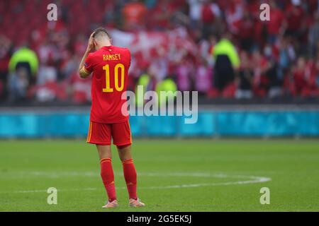 Amsterdam, Niederlande. Juni 2021. Aaron Ramsey aus Wales reagiert nach dem Spiel der UEFA Euro 2020 Championship Round 16 zwischen Wales und Dänemark in der Johan Cruijff Arena in Amsterdam, Niederlande, 26. Juni 2021. Quelle: Zheng Huansong/Xinhua/Alamy Live News Stockfoto