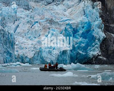 Die Erkundung des kiturigen Gletschers des South Sawyer Gletschers im Tierkreis im Tracy Arm Wildnisgebiet, Tongass National Forest, Alaska, USA Stockfoto