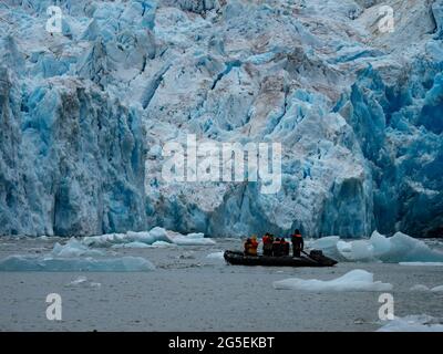 Die Erkundung des kiturigen Gletschers des South Sawyer Gletschers im Tierkreis im Tracy Arm Wildnisgebiet, Tongass National Forest, Alaska, USA Stockfoto