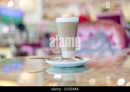 Cafe Latte in einer Glastasse im Café Stockfoto