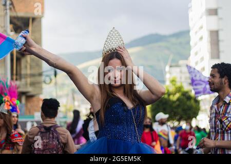 Eine Trans-Frau posiert für ein Foto, das als Königin des Schönheitswettbewerbs gekleidet ist, während der jährlichen Veranstaltung der Pride-Parade, die am 25. Juni 2021 in Pasto, Narino - Kolumbien die Rechte von LGTBQ in Kolumbien einforderte. Stockfoto
