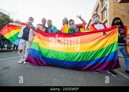 Demonstranten halten die LGTBQ-Flagge während der jährlichen Parade zur Forderung nach LGTBQ-Rechten in Kolumbien am 25. Juni 2021 in Pasto, Narino - Kolumbien. Stockfoto