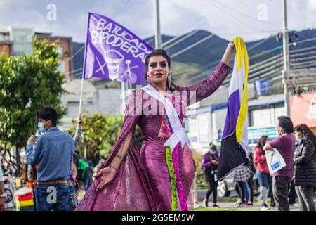 Eine Trans-Frau posiert für ein Foto, während sie ein Kleid und ein Band mit der Aufschrift „The Americas“ trägt, während der jährlichen Parade zur Forderung nach LGTBQ-Rechten in Kolumbien in Pasto, Narino - Kolumbien am 25. Juni 2021. Stockfoto