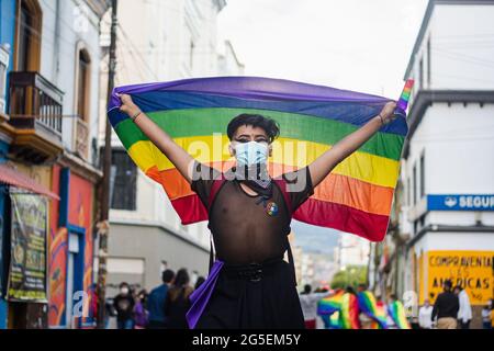 Ein Demonstrator schwenkt eine LGTBQ-Gemeinschaftsflagge während der jährlichen Parade der Pride, die am 25. Juni 2021 in Pasto, Narino - Kolumbien die Rechte von LGTBQ in Kolumbien einforderte. Stockfoto