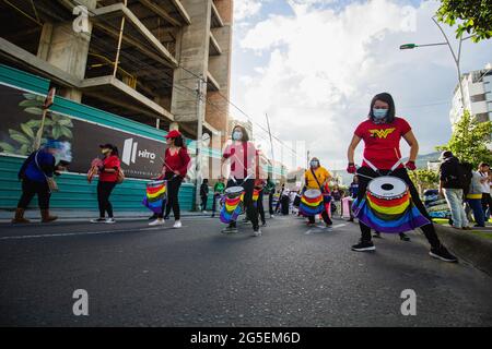 Mitglieder einer Batucada-Trommelgruppe der LGTBQ nehmen am 25. Juni 2021 an der jährlichen Veranstaltung der Pride Parade Teil, bei der die Rechte der LGTBQ in Kolumbien in Pasto, Narino - Kolumbien gefordert werden. Stockfoto