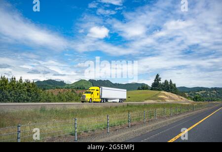 Leuchtend gelb stilvolle industrielle Qualität Langstrecke Big Rig Motorhaube semi-Truck Transport gefrorener gewerblicher Fracht in Kühlschrank semi-Trailer f Stockfoto