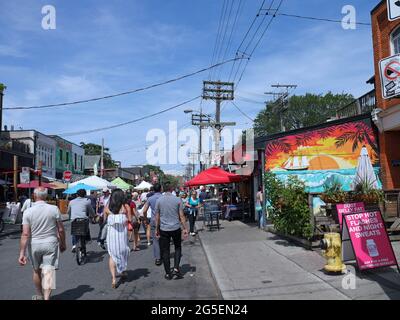 Torontos Kensington Market Street Basar zieht große Menschenmengen interessierter Besucher an, um seine Vintage-Produkte und exotischen Speisen zu sehen Stockfoto