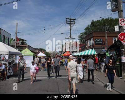 Torontos Kensington Market Street Basar zieht große Menschenmengen interessierter Besucher an, um seine Vintage-Produkte und exotischen Speisen zu sehen Stockfoto