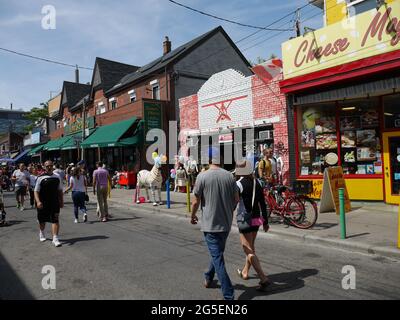 Torontos Kensington Market Street Basar zieht große Menschenmengen interessierter Besucher an, um seine Vintage-Produkte und exotischen Speisen zu sehen Stockfoto