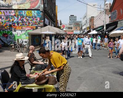 Torontos Kensington Market Street Basar zieht große Menschenmengen interessierter Besucher an, um seine Vintage-Produkte und exotischen Speisen zu sehen Stockfoto