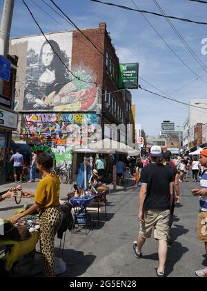 Torontos Kensington Market Street Basar zieht große Menschenmengen interessierter Besucher an, um seine Vintage-Produkte und exotischen Speisen zu sehen Stockfoto