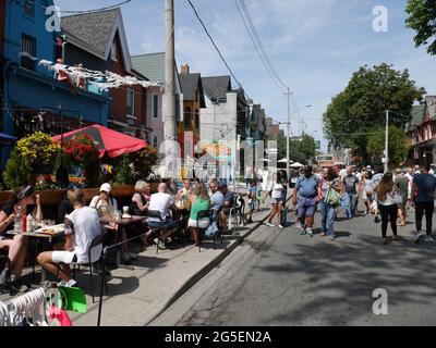 Torontos Kensington Market Street Basar zieht große Menschenmengen interessierter Besucher an, um seine Vintage-Produkte und exotischen Speisen zu sehen Stockfoto