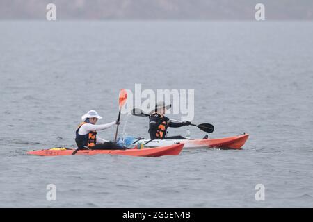 Zwei Personen paddeln Seekajaks, Hafen von Tolo, nordöstlich von Hongkong, China 25. Juni 2021 Stockfoto