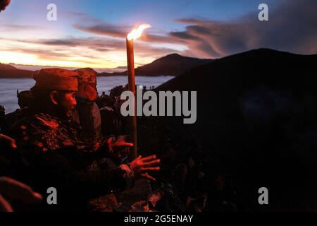 Ein indonesischer Hindus-Tenggerese-Verehrer bringt während des Yadnya-Kasada-Rituals eine Fackel als Opfergabe am Mount Bromo mit. Die Tenggeresen sind eine javanesische Volksgruppe in Ost-Java, die behauptete, die Nachkommen der Majapahit-Prinzessin zu sein. Ihre Bevölkerung von rund 500,000 Einwohnern liegt im Bromo Tengger Semeru Nationalpark im Osten Javas. Die beliebteste Zeremonie ist das Kasada-Festival, das es zur meistbesuchten Touristenattraktion in Indonesien macht. Das Fest ist das Hauptfest des Tenggeresen und dauert etwa einen Monat. Am vierzehnten Tag machten die Tenggeresen eine Reise Stockfoto