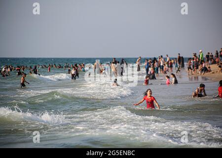 Gaza, Palästina. Juni 2021. Menschen, die Spaß am Strand in Gaza City haben. Palästinenser genießen den mediterranen Strand in Deir al-Balah mitten im Gazastreifen. Die Küste ist der einzige Auslauf für die Palästinenser. Kredit: SOPA Images Limited/Alamy Live Nachrichten Stockfoto