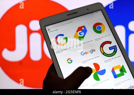 Indien. Juni 2021. In dieser Fotolabbildung werden die Google-Logos auf einem Android-Telefon mit einem Reliance Jio-Logo im Hintergrund angezeigt. (Foto: Avishek das/SOPA Images/Sipa USA) Quelle: SIPA USA/Alamy Live News Stockfoto