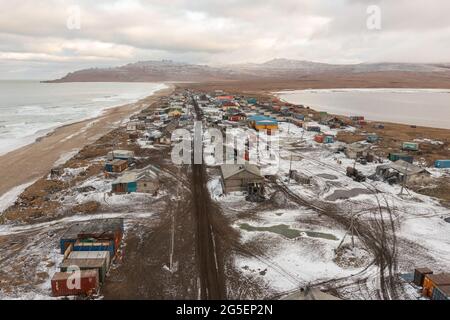 Enurmino, Tschukotka autonomer Bezirk, Russland - 14. Oktober 2020: Nördliches Dorf am Ufer des Tschuktschen Meeres. Stockfoto