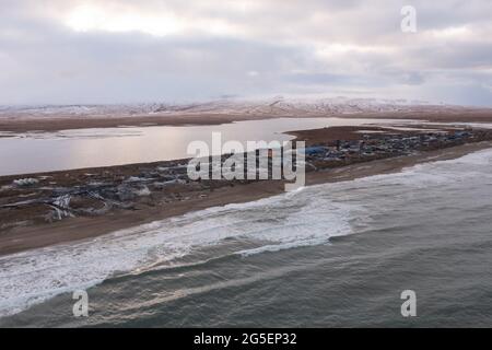 Enurmino, Tschukotka autonomer Bezirk, Russland - 14. Oktober 2020: Nördliches Dorf am Ufer des Tschuktschen Meeres. Stockfoto