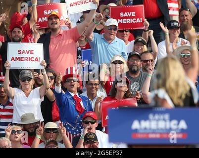 Cleveland, Usa. Juni 2021. Fans jubeln für die US-Vertreterin Marjorie Taylor Greene an der Rede des früheren Präsidenten Donald Trump bei einer Wahlkampfveranstaltung in Wellington, Ohio, am Samstag, dem 26. Juni 2021. Foto von Aaron Josefczyk/UPI Credit: UPI/Alamy Live News Stockfoto