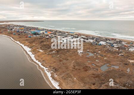 Enurmino, Tschukotka autonomer Bezirk, Russland - 14. Oktober 2020: Nördliches Dorf am Ufer des Tschuktschen Meeres. Stockfoto