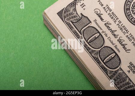 Ein Fragment des amerikanischen Dollars ist auf dem Tisch zu sehen. Stockfoto