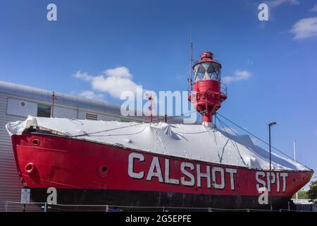 Calshot Spit Light Vessel vor dem Solent Sky Museum von der Albert Road South, Southampton, Hampshire, England, Großbritannien aus gesehen Stockfoto