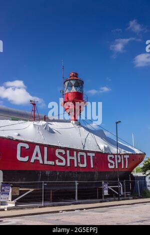 Calshot Spit Light Vessel vor dem Solent Sky Museum von der Albert Road South, Southampton, Hampshire, England, Großbritannien aus gesehen Stockfoto