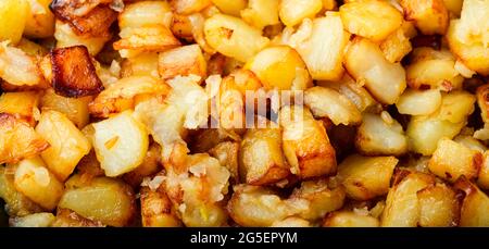 Appetitlich gebratene Kartoffeln. Gebratene, gebratene Kartoffeln. Food Hintergrund, Nahaufnahme Stockfoto