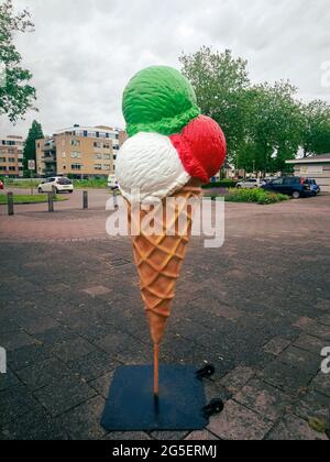 Großes Modell eines italienischen Eises, das als Werbung für den Verkauf von Eis gedacht ist. Stockfoto