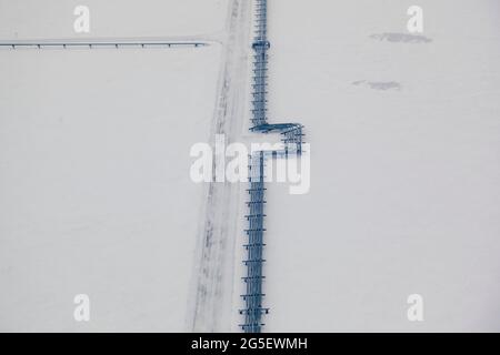 Öl Pipeline und iceroad führt von der ConocoPhillips oilwells in Alpine, an die Pumpe anschließen. Station 1 auf der Alyeska Pipeline in Prudhoe Bay, der nördlichen Start der Trans-Alaska Pipeline System. Stockfoto