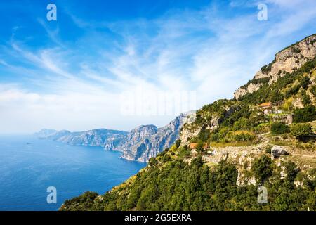 Landschaftlich schöne Aussicht auf die Amalfiküste vom Weg der Götter ( Sentiero degli Dei ), Provinz Salerno, Kampanien, Italien. Stockfoto