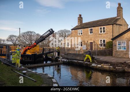 Arbeiter des Canal and River Trust ersetzen ein Paar Schleusentore am Leeds Liverpool Kanal Stockfoto