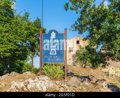 Hum - die befestigte Stadt in Kroatien, im zentralen Teil Istriens, in der Gemeinde Buzet. Stockfoto