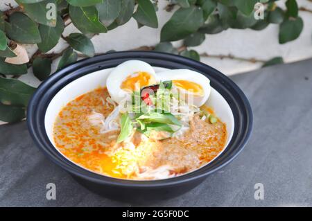 Nudeln, Thai-Nudeln mit gekochtem Ei und Gemüse Stockfoto