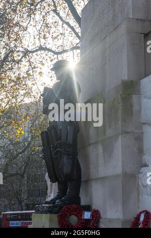 Nahaufnahme einer Panzersoldaten-Statue auf der Ostseite des Royal Artillery Memorial, Hyde Park Corner in London, England Stockfoto