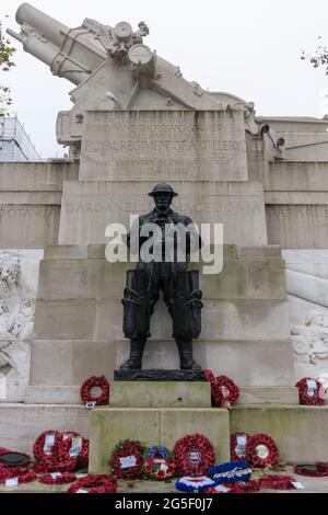 Nahaufnahme einer Panzersoldaten-Statue auf der Ostseite des Royal Artillery Memorial, Hyde Park Corner in London, England Stockfoto